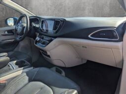 
										Used 2022 Chrysler Pacifica full									